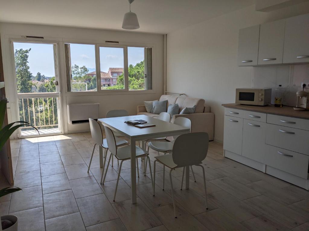 Appartement superbe t2 proche des plages et des commerces Appartement numéro (ponchon) 3 ème etage avec ascenseur 26 Rue Eugénie 83400 Hyères