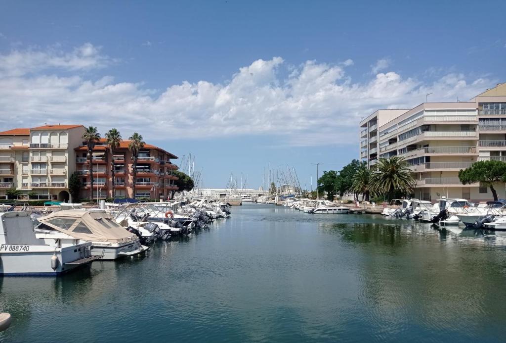 Superbe T3 climatisé calme Marina canet 2 min de la plage 3ème étage 6 Quai port marine, 66140 Canet-en-Roussillon