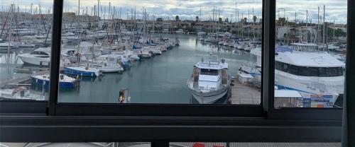 Superbe vue de 180° direct sur le port de plaisance...