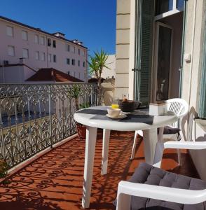 SUQUET - BEACH 100m & PALAIS DES FESTIVALS 600m