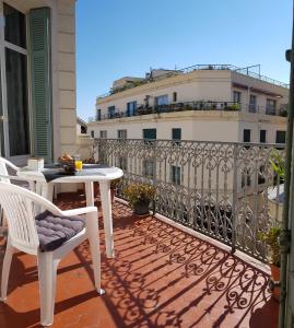 SUQUET - BEACH 100m & PALAIS DES FESTIVALS 600m