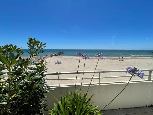 Sur la plage, front de mer
