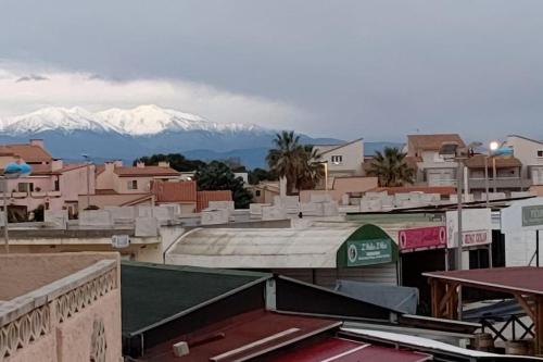 Sur le port, vue mer et montagne