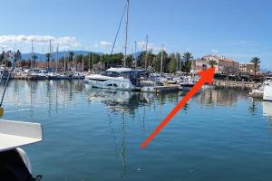 Sur le port, vue mer et montagne