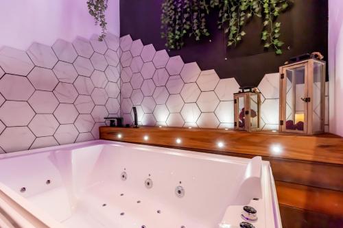 SWEET LEONE JACUZZI PLACE TERREAUX