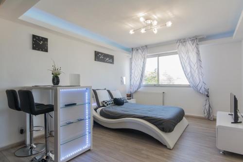 SweetHome Dijon - Black & White