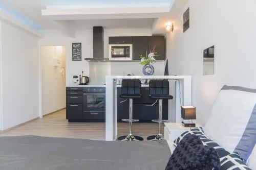 SweetHome Dijon - Black & White