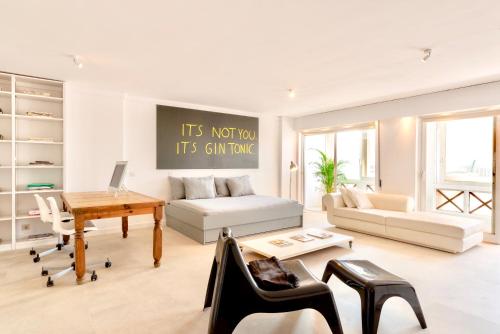 Swimming pool apartment with private parking