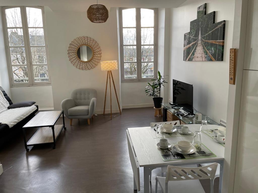 Appartement T1 40 m2. Lit Queen size 10 Place de la Monnaie 64000 Pau