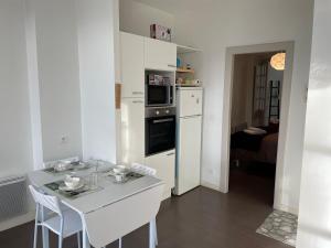 Appartement T1 40 m2. Lit Queen size 10 Place de la Monnaie 64000 Pau Aquitaine