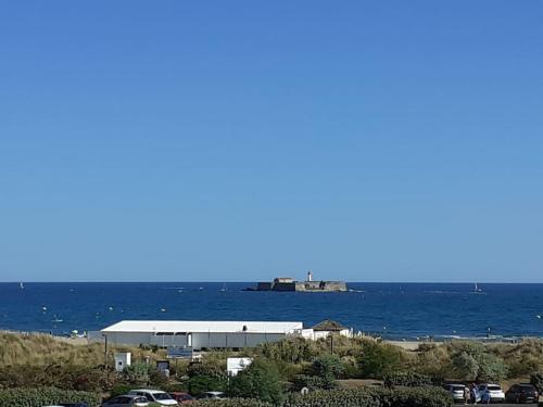 T2 , 4 pers, vu Mer, Piscine, parking, clim