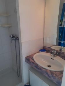 T2 , 4 pers, vu Mer, Piscine, parking, clim