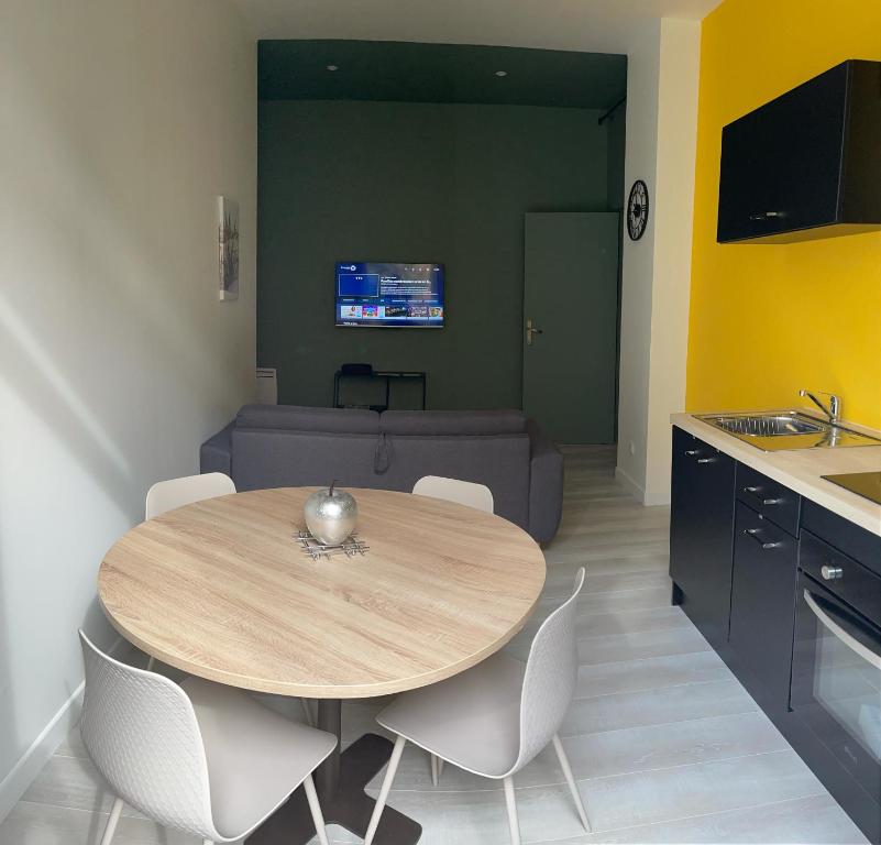 Appartement T2 40 M2 premier étage sans ascenseur Vals les bains linge de lit et de toilette non fournis 1 Avenue Claude Expilly 07600 Vals-les-Bains