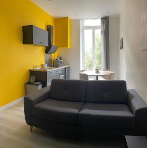 T2 40 M2 premier étage sans ascenseur Vals les bains linge de lit et de toilette non fournis