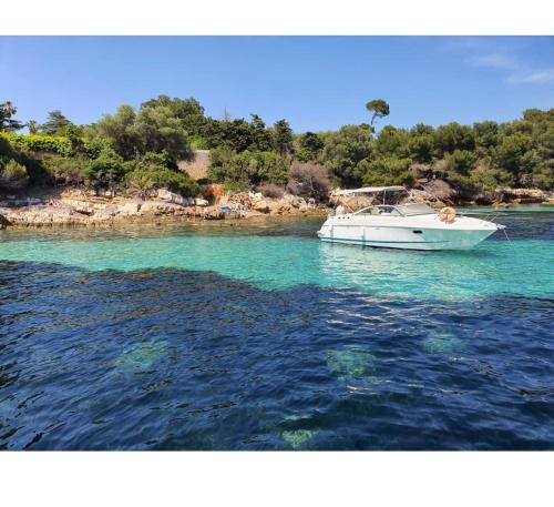 T2 A/C côte d'Azur, piscine, plage á 350m, WIFI