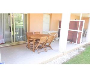 T2 A/C côte d'Azur, piscine, plage á 350m, WIFI