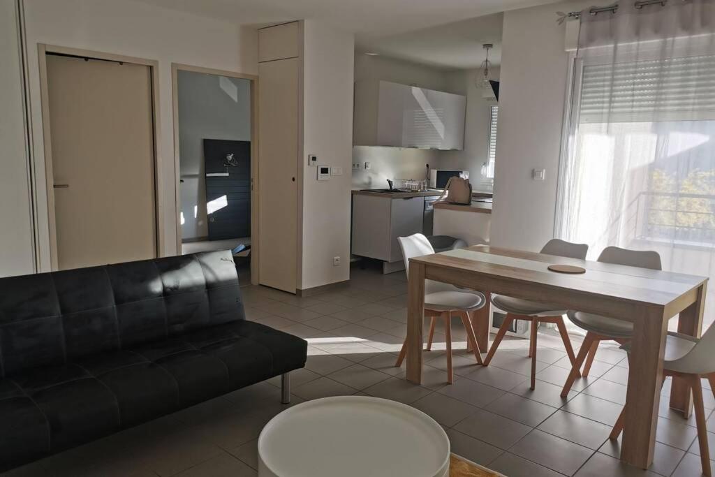 Appartement T2 adapté PMR 5mn du centre ville 26 Route d'Espalion 12850 Onet le Château
