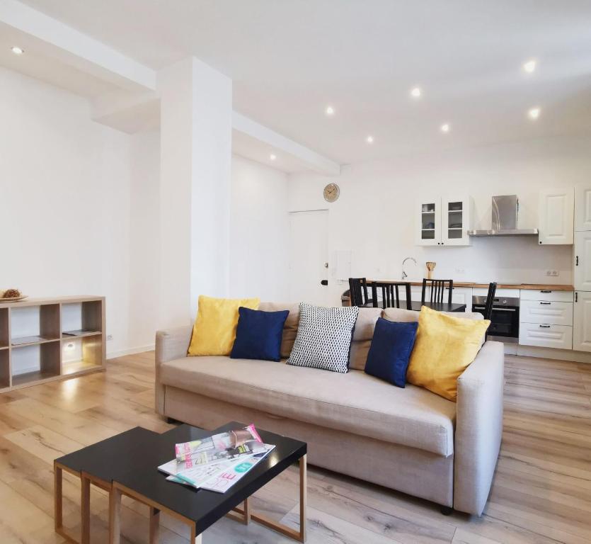 T2 ANTIBES centre-ville SPACIEUX LUMINEUX 5 Avenue Robert Soleau, 06600 Antibes