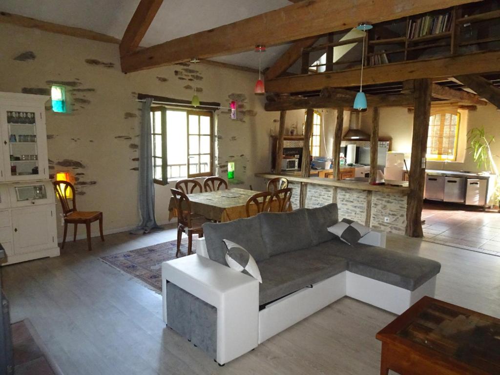 T2 avec grande terrasse plongeant sur une forêt