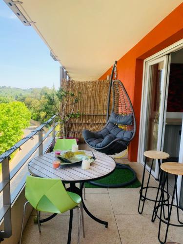 T2 avec grande terrasse plongeant sur une forêt