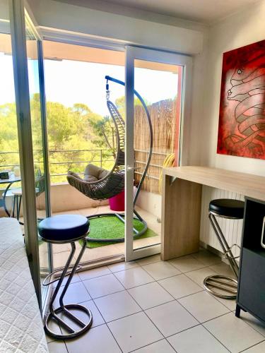 T2 avec grande terrasse plongeant sur une forêt