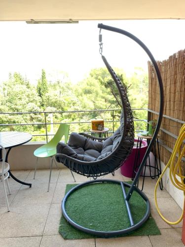 T2 avec grande terrasse plongeant sur une forêt