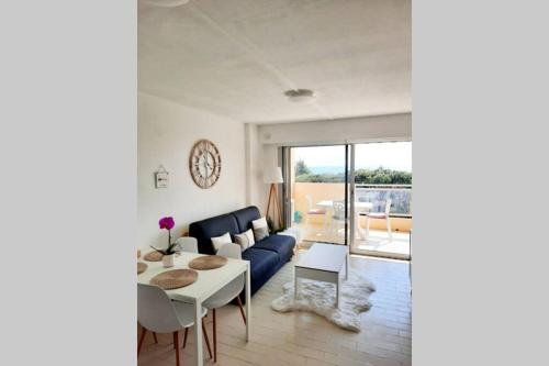 T2 avec magnifique vue mer, piscine, clim, parking