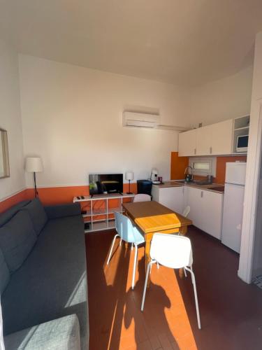 T2 avec terrasse, vue étang et son coucher de soleil, plage à proximité, wifi et place de parking gratuit que l on nomme Puesta de Sol