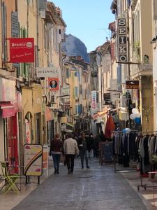 T2 Bonaparte plein centre La Ciotat climatisé