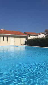 T2, bord de plage et piscine