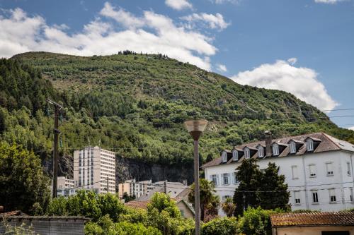 T2 centre-ville terrasse RDC parking, vue montagne