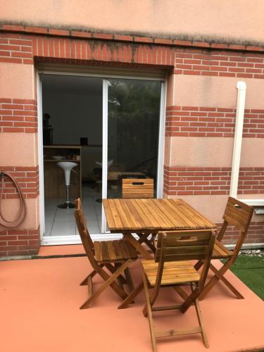 T2 climatisé jardin & court de tennis/piscine /parking/fibre
