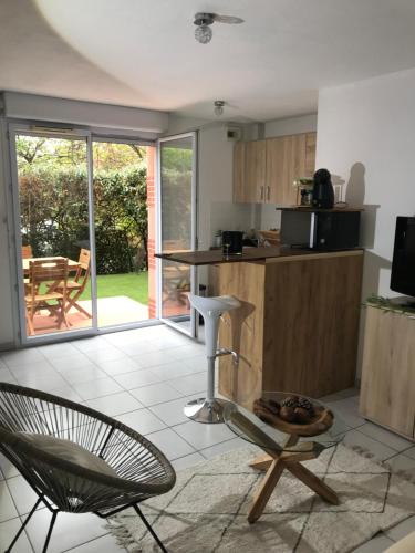 T2 climatisé jardin & court de tennis/piscine /parking/fibre