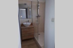 T2 climatisé vue sur mer, WIFI, piscine et parking