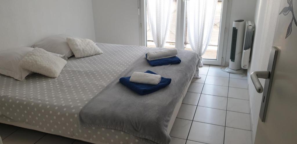 T2 Cosy - Lit King Size - parking privé gratuit - wifi - 2 ou 3 lits au choix - centre ville - proche gare N°7 - 1er étage 3 Avenue de l'Église, 33470 Gujan-Mestras