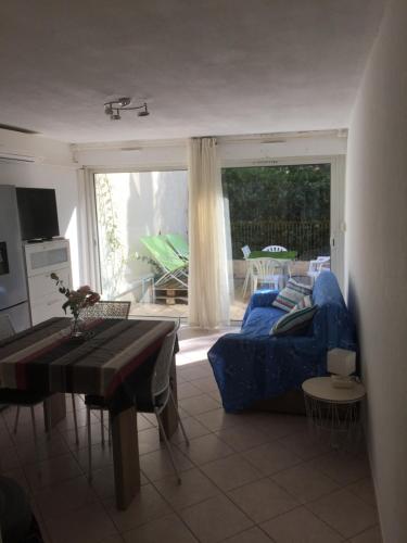 T2 de 33 m2 plus terrasse de 20m2 vue sur mer climatisé à 10 secondes chrono à pied de la plage , mer et sentier du littoral Résidence marina cap négre Six-Fours-les-Plages