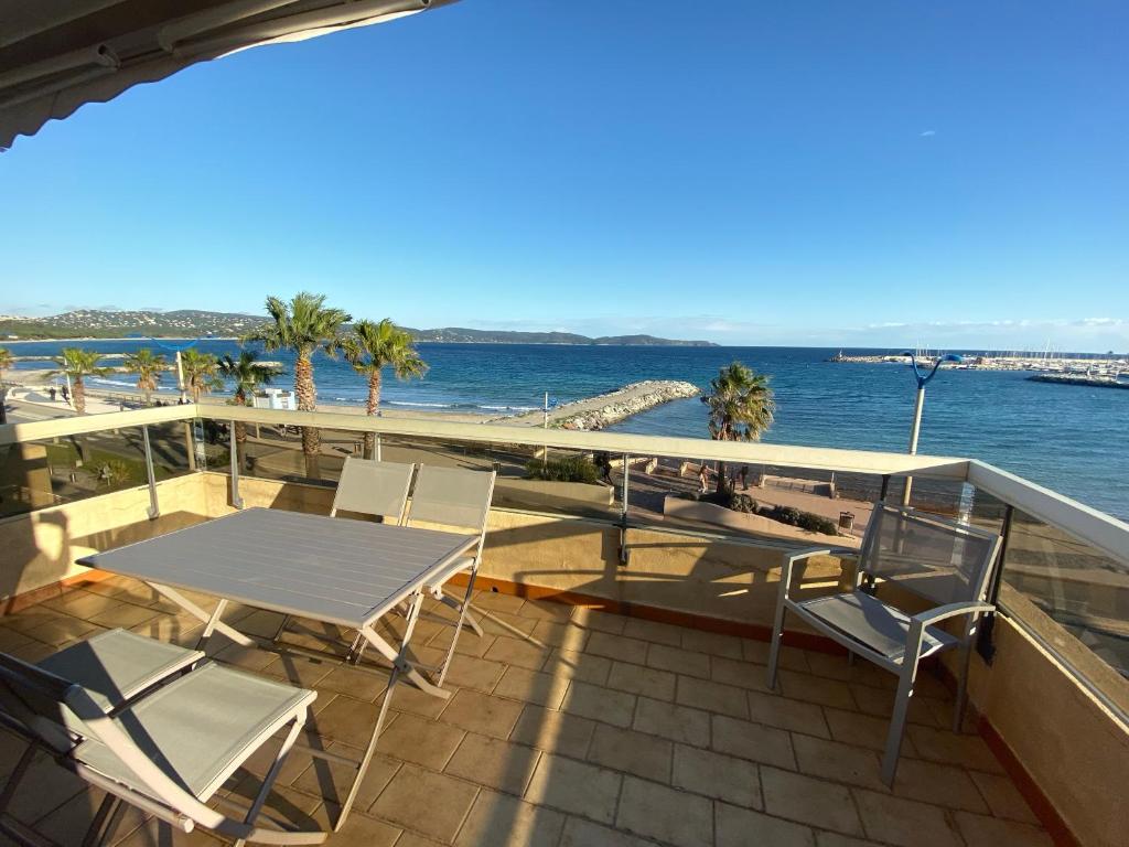 Appartement T2 en duplex avec solarium face mer 223 Promenade de la mer 83240 Cavalaire-sur-Mer