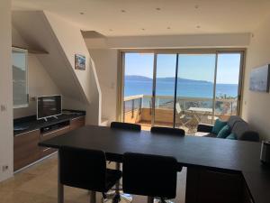 T2 en duplex avec solarium face mer