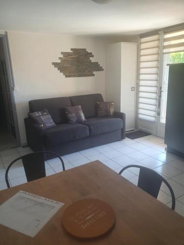 T2 en rez de jardin de maison, avec piscine privée, draps et serviettes de toilette non fournis