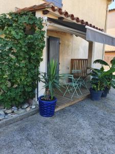 T2 en rez de jardin de maison, avec piscine privée, draps et serviettes de toilette non fournis