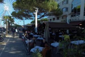 T2 full centre at 7 min from the beach