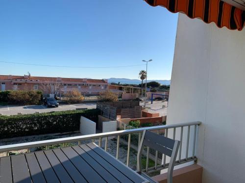 T2 Hyeres La Bergerie vue mer 50 M de la plage