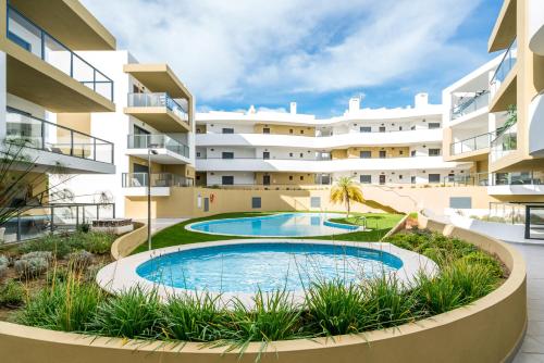 T2 in Alvor with Rooftop Terrace & Pool