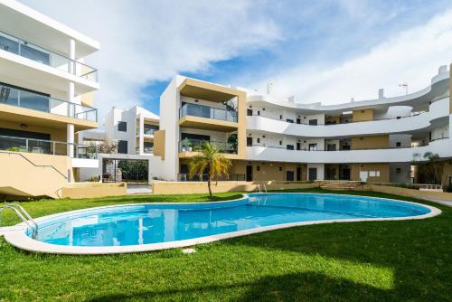 T2 in Alvor with Rooftop Terrace & Pool