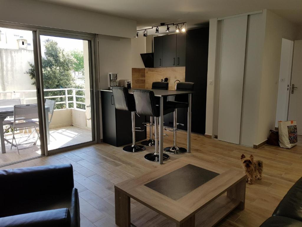 T2, jardin, véranda chambre, climatisation, parking privatif, proche à pied centre, plage, gare, pour 3 adultes ou 2 adultes avec 2 enfants