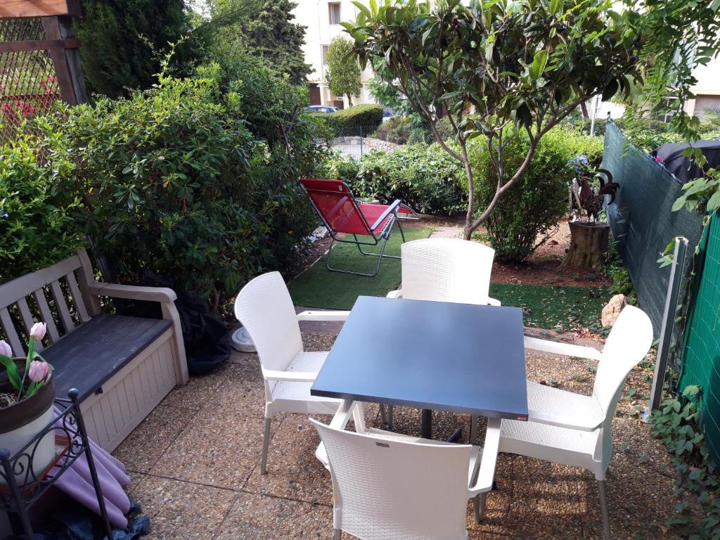 T2, jardin, véranda chambre, climatisation, parking privatif, proche à pied centre, plage, gare, pour 3 adultes ou 2 adultes avec 2 enfants Bât C 219 Boulevard de l'Escourche, 83150 Bandol