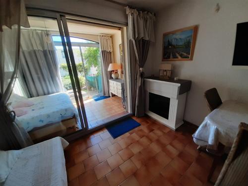 T2, jardin, véranda chambre, climatisation, parking privatif, proche à pied centre, plage, gare, pour 3 adultes ou 2 adultes avec 2 enfants