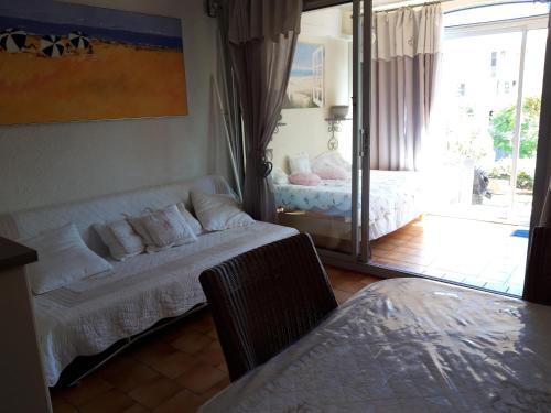 T2, jardin, véranda chambre, climatisation, parking privatif, proche à pied centre, plage, gare, pour 3 adultes ou 2 adultes avec 2 enfants