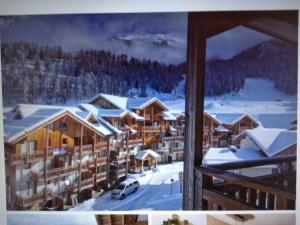 T2 Les orres 1800 : pied des pistes avec piscine