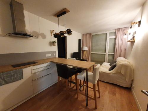 T2 lumineux centre ville proche métro, parking gratuit,1 chambre, 1 grande pièce à vivre